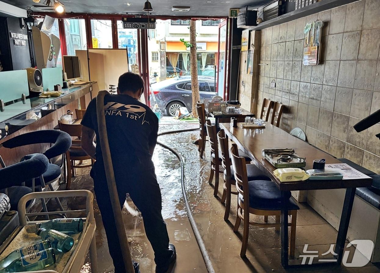 본문 이미지 - 지난 18일 거제시 옥포동의 한 음식점에서 소방관들이 침수 피해 복구를 돕고 있다.(경남소방본부 제공. 재판매 및 DB금지)