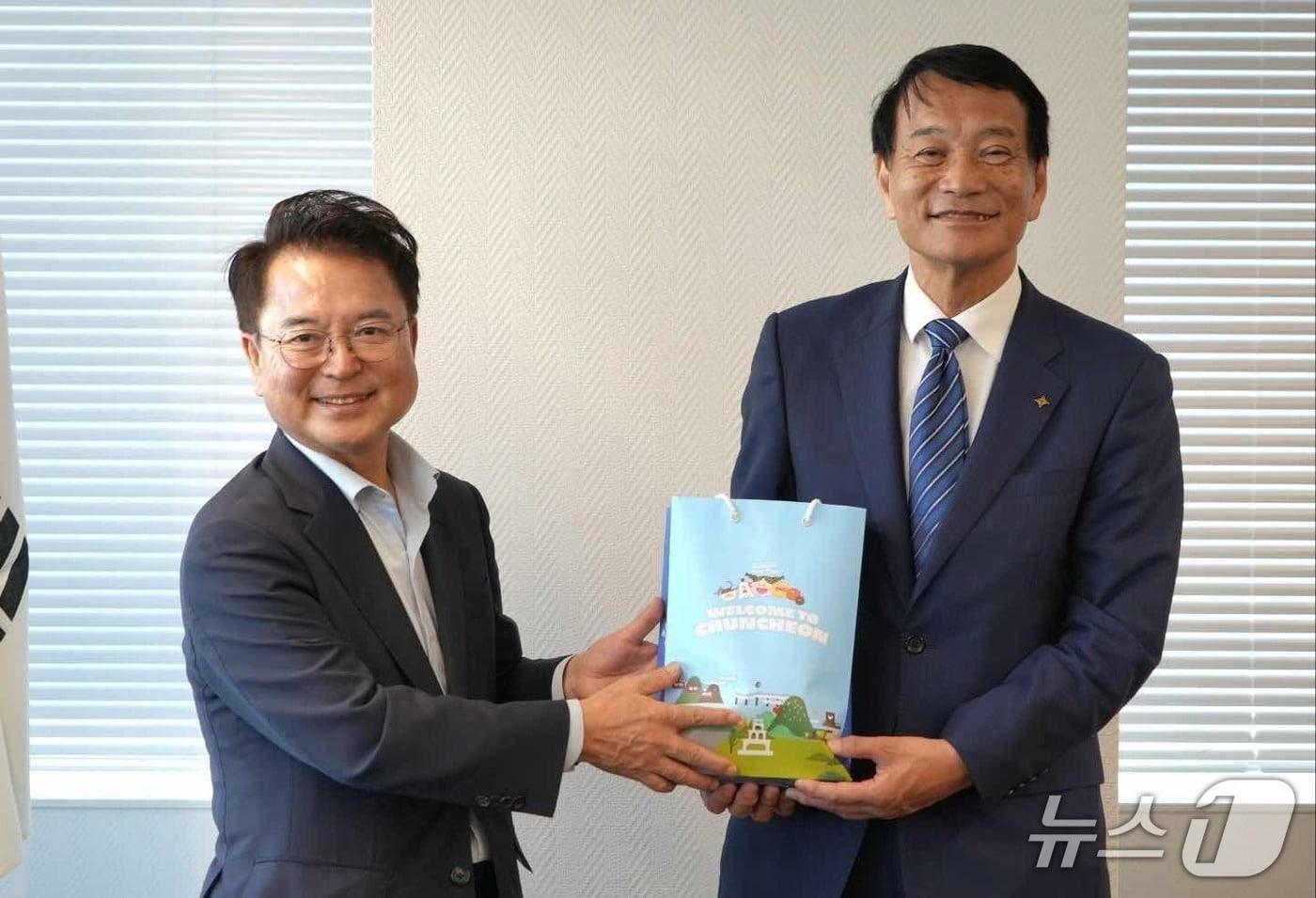 본문 이미지 - 육동한 춘천시장은 22일 일본 호후시청에서 이케다 유타카 호후시장을 만나  기념품을 전달하고 있다.(춘천시 제공, 재판매 및 DB긎미)
