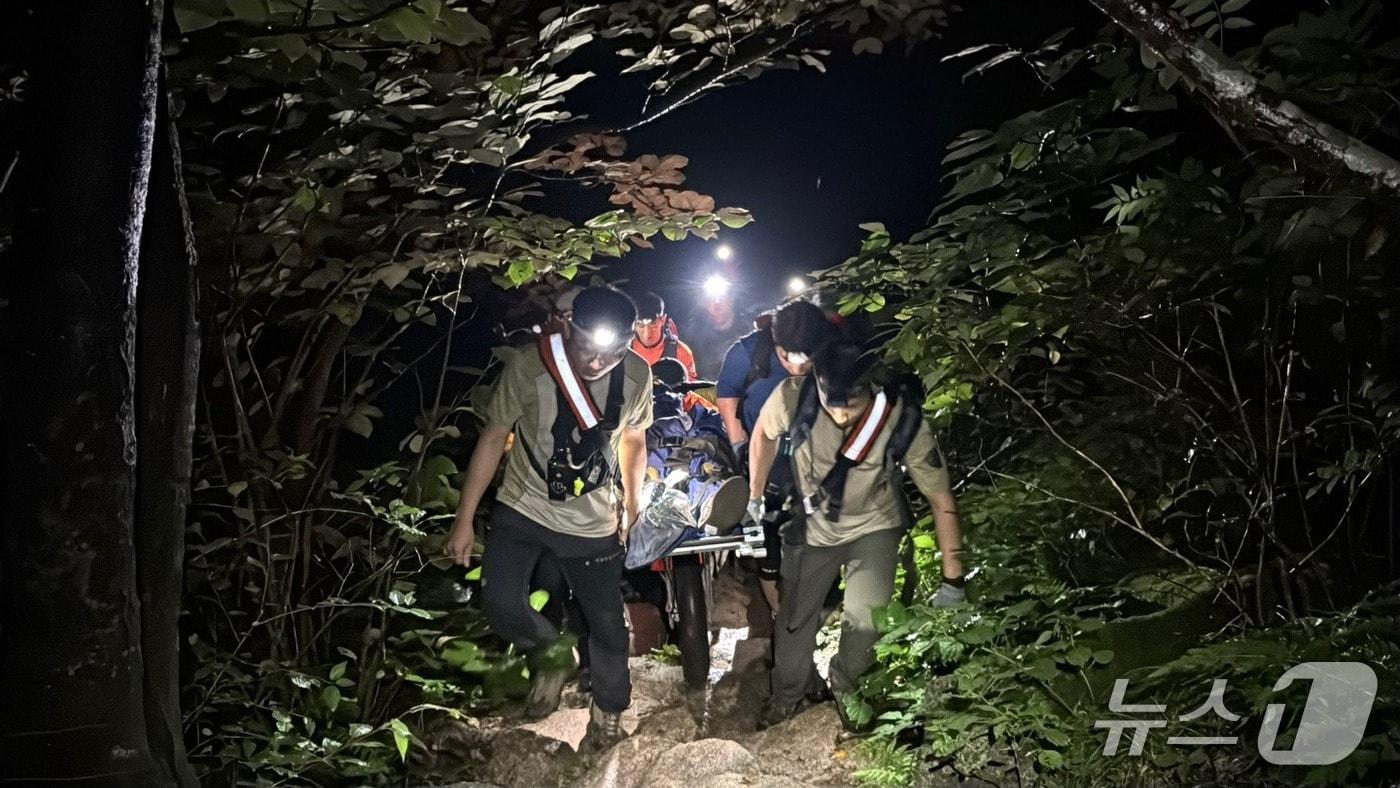 본문 이미지 - 출입금지구역인 백운골 등산객 구조 모습 (국립공원공단 제공. 재판매 및 DB금지) 2026.8.23/뉴스1