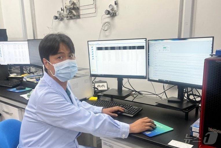 본문 이미지 - 경북보건연구원 황희영 박사는 23일 안동에서 생산된 대마씨로 수중유형 나노에멀전을 만들고, 이를 다당류 기반 겔에 담은 피부 도포용 나노에멀겔을 개발했다. /뉴스1