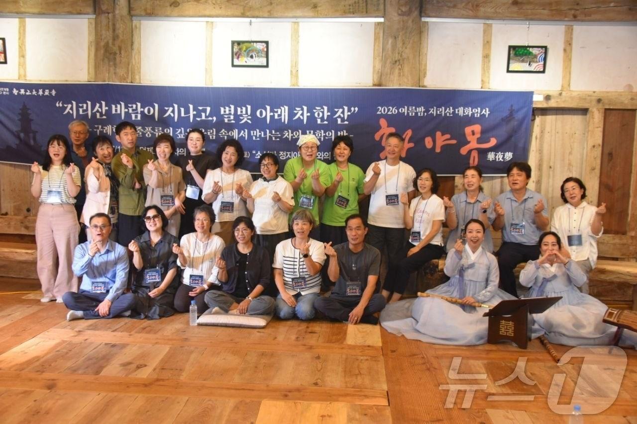 본문 이미지 - 22일 지리산 대화엄사에서 여름밤 인문 프로그램으로 구례 출신 소설가 정지아 작가와의 만남이 진행되고 있다. (화엄사 제공. 재판매 및 DB 금지) 