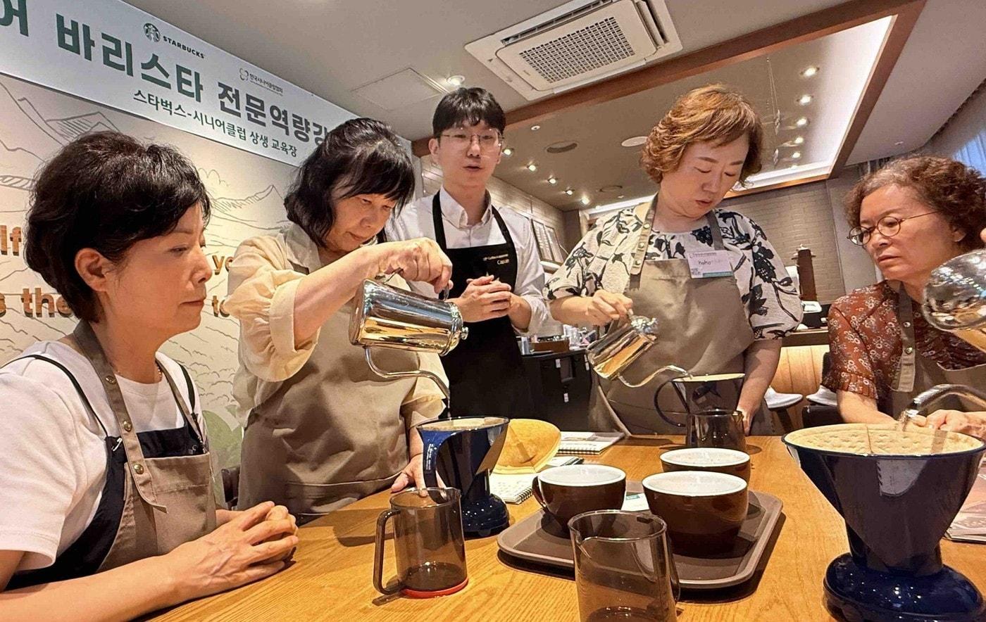 본문 이미지 - 이달 20일 경기도 군포시에 위치한 스타벅스 상생 교육장에서 스타벅스 파트너가 어르신들을 대상으로 바리스타 교육을 진행하고 있는 모습.(스타벅스 코리아 제공)