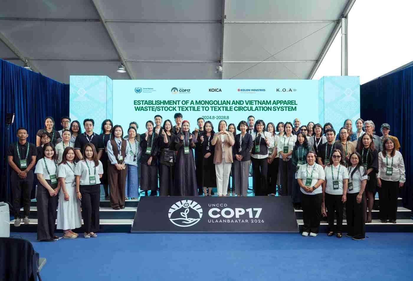 본문 이미지 - 몽골 울란바타르에서 열린 UN사막화방지협약 당사국총회(UNCCD COP17)에서 참석자들이 기념촬영을 하고 있는 모습.(코오롱인더스트리FnC부문 제공)