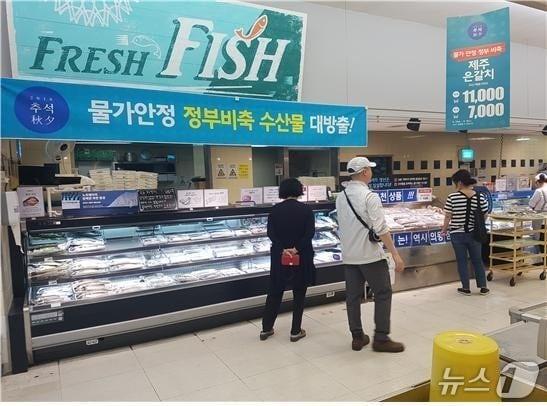 본문 이미지 - 서울 시내 대형마트에 정부비축수산물이 진열돼 있다.