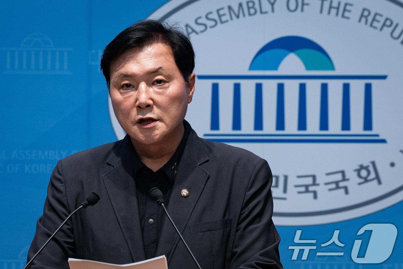본문 이미지 - 조계원 더불어민주당 대변인이 23일 서울 여의도 국회 소통관에서 북극항로 첫 시범운항 관련 브리핑을 하고 있다. 2026.8.23 ⓒ 뉴스1 유승관 기자