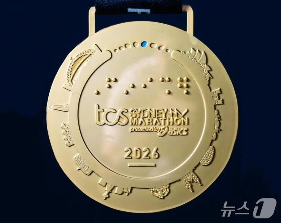 본문 이미지 - 2026 시드니 마라톤 조직위원회가 공개한 참가 메달에 호주 시드니가 아닌 독일 뮌헨의 경기장이 등장해 온라인에서 화제가 되고 있다. 출처: 2026 시드니 마라톤 조직위 인스타그램