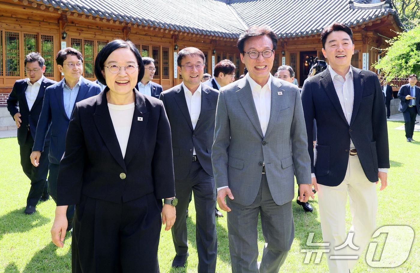 본문 이미지 - 한성숙 국무총리(왼쪽부터)와 김민석 더불어민주당 대표, 강훈식 대통령비서실장이 23일 서울 종로구 총리공관에서 열린 고위당정협의회에서 기념촬영을 위해 이동하고 있다. (공동취재) 2026.8.23 ⓒ 뉴스1 오대일 기자