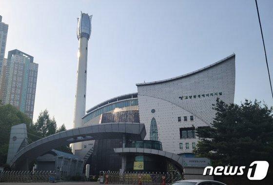 본문 이미지 - 고양시가 사용 연한이 다가오고 있는 일산 백석동 소각장(사진)을 대체할 새로운 소각장 건립을 추진 중이지만 후보지 인근 주민들의 반발로 무산, 인근 지자체들과 광역소각장 건립을 추진 중이다. /박대준 기자 (재판매 및 DB금지)