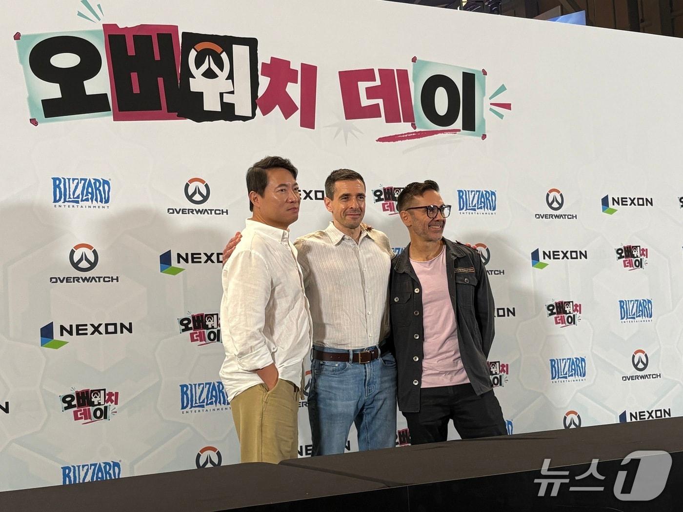 본문 이미지 - (왼쪽부터) 월터 콩 블리자드 라이브게임·모바일 개발 총괄 겸 선임 부사장, 벤 벨 오버워치 총괄 프로듀서 겸 선임 부사장, 애런 켈러 오버워치 게임 디렉터가 23일 부산 벡스코 '오버워치 데이'에서 인터뷰를 진행하고 있다. 2026.08.23 ⓒ 뉴스1 유수연 기자