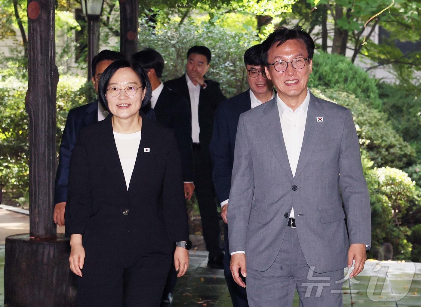 본문 이미지 - 한성숙 국무총리와 김민석 더불어민주당 대표가 23일 서울 종로구 삼청동 총리공관에서 열린 제10차 고위당정협의회에서 나란히 입장하고 있다. (공동취재) 2026.8.23 ⓒ 뉴스1 오대일 기자