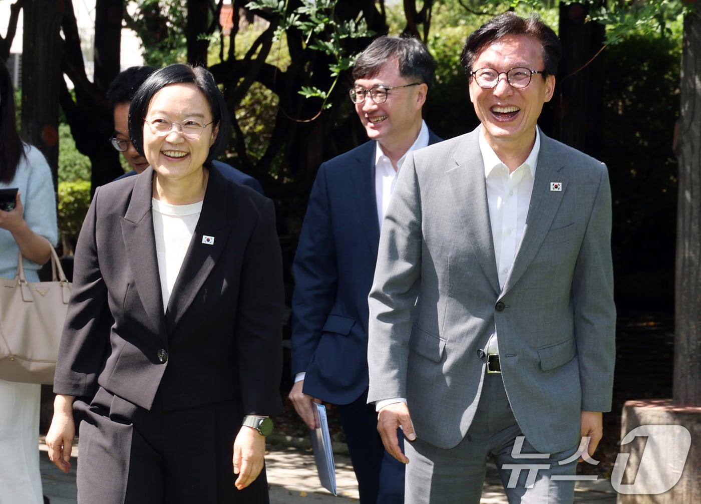 본문 이미지 - 한성숙 국무총리와 김민석 더불어민주당 대표가 23일 서울 종로구 삼청동 총리공관에서 열린 제10차 고위당정협의회에서 나란히 입장하고 있다. (공동취재) 2026.8.23 ⓒ 뉴스1 오대일 기자