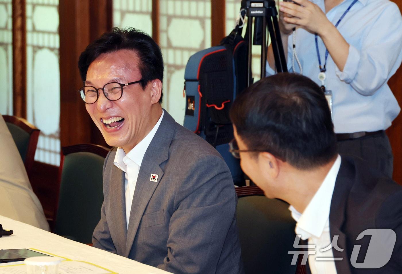 본문 이미지 - 김민석 더불어민주당 대표가 지난 23일 서울 종로구 삼청동 총리공관에서 열린 제10차 고위당정협의회에서 활짝 웃고 있다. (공동취재) 2026.8.23 ⓒ 뉴스1 오대일 기자