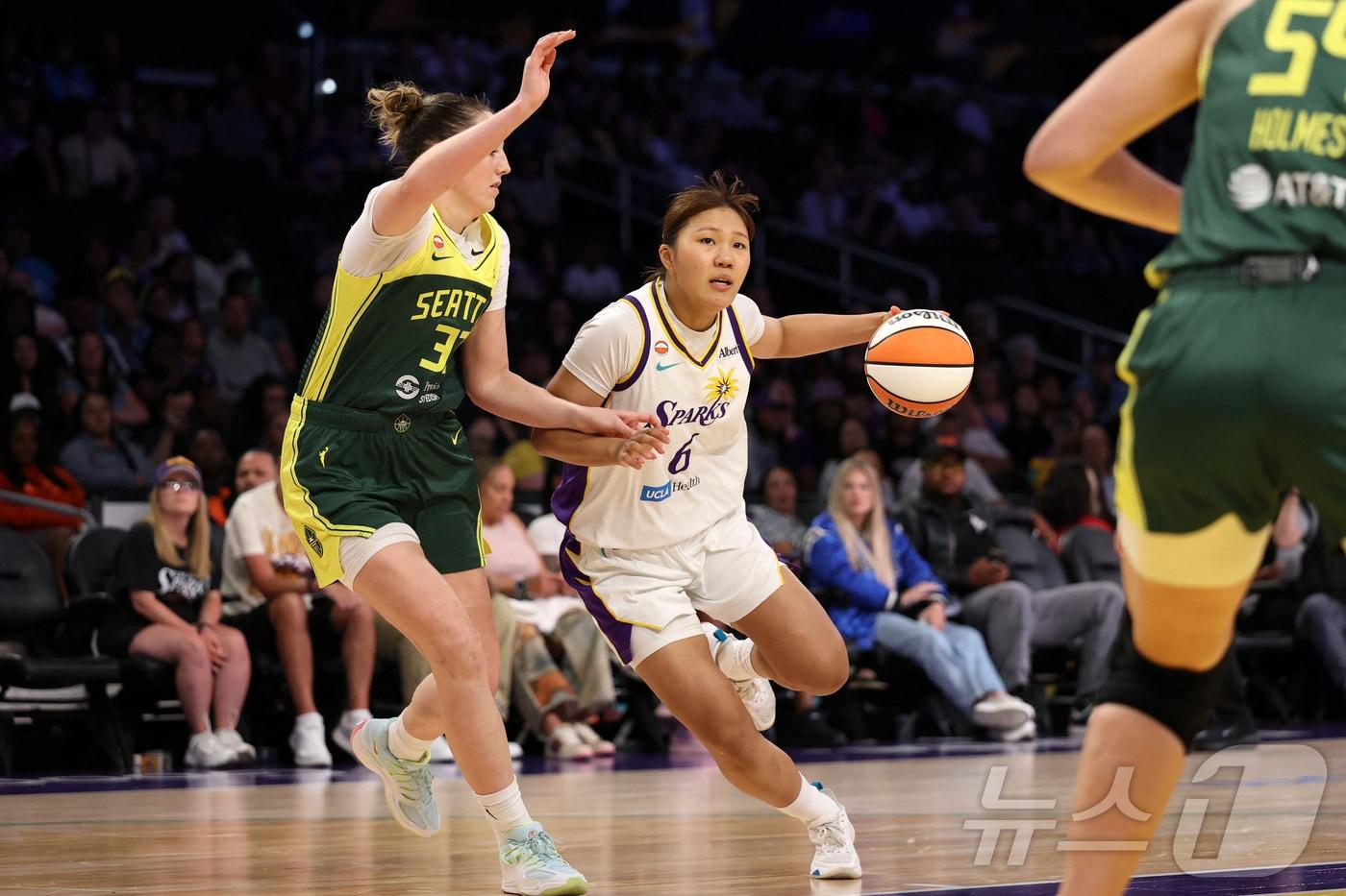 본문 이미지 - WNBA LA 스파크스 소속 박지현(가운데). ⓒ 로이터=뉴스1