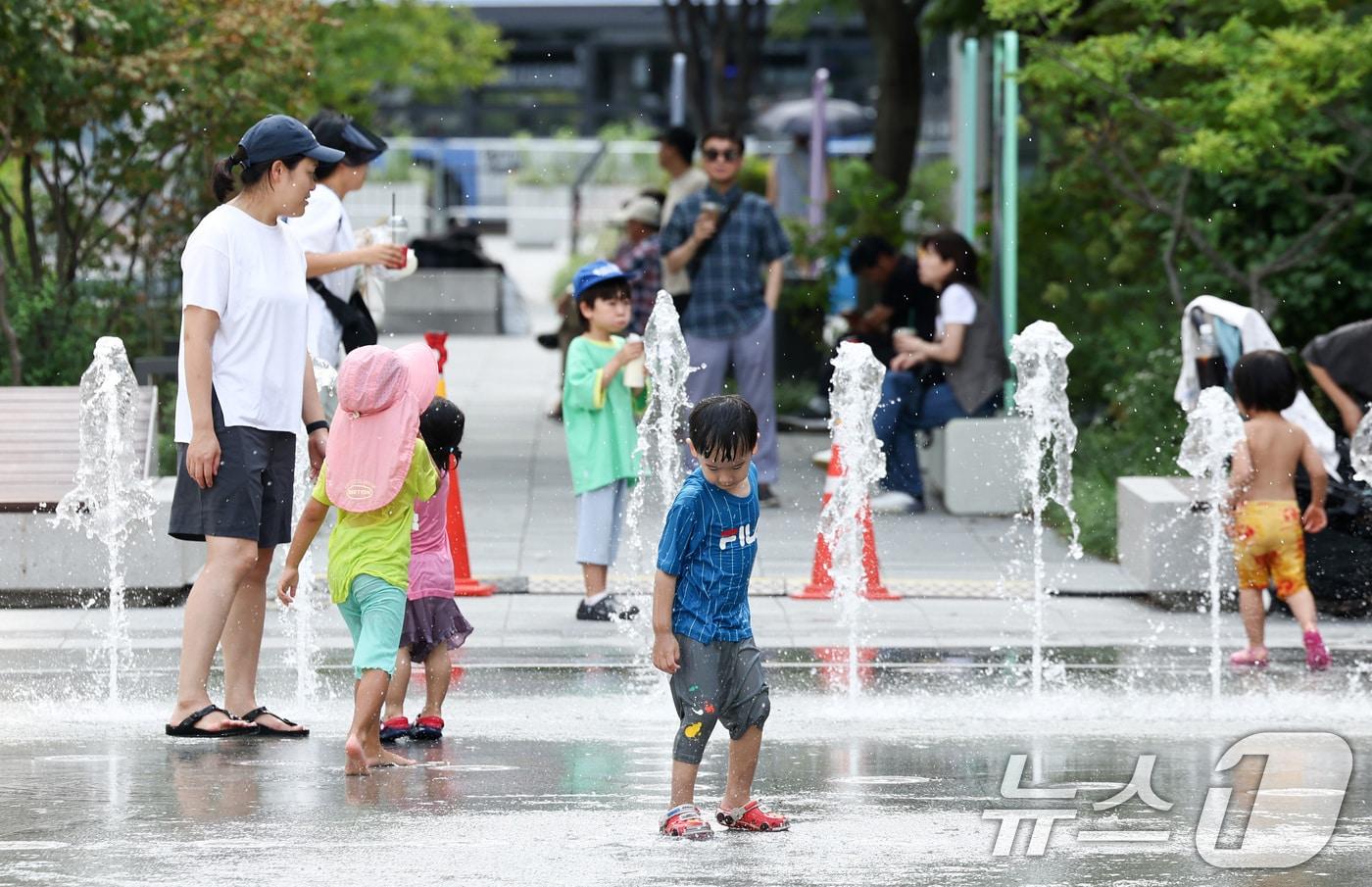 본문 이미지 - 서울 종로구 광화문광장 분수에서 어린이들이 물놀이를 즐기는 모습. 2026.8.23 ⓒ 뉴스1 최지환 기자