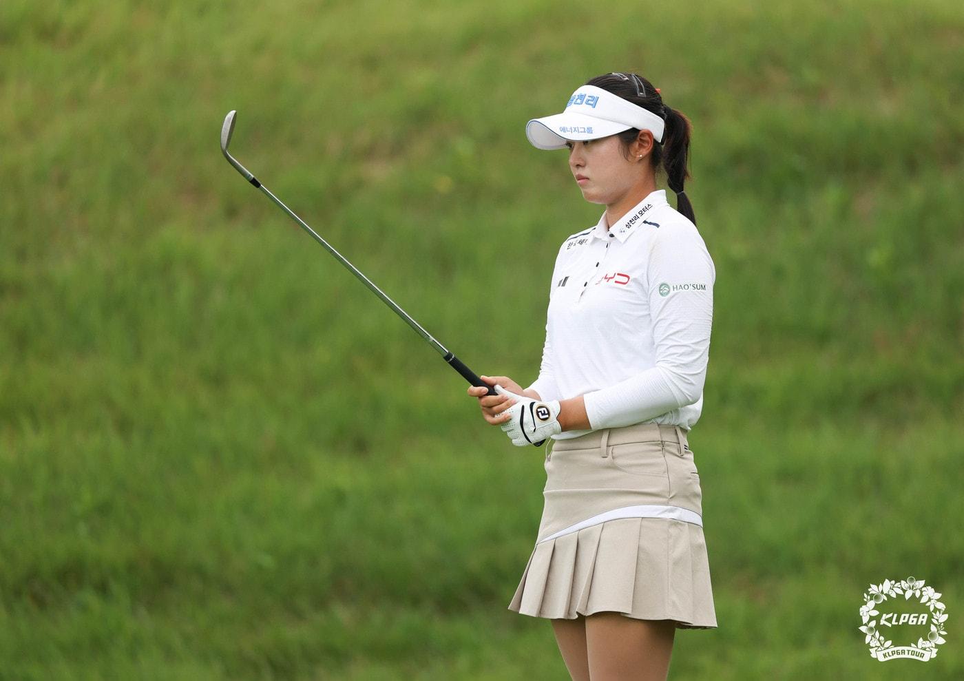 본문 이미지 - 서교림이 23일 경기 포천의 포천힐스CC에서 열린 BC카드·한경 제48회 KLPGA 챔피언십 4라운드 5번홀에서 그린을 파악하고 있다. (KLPGA 제공)