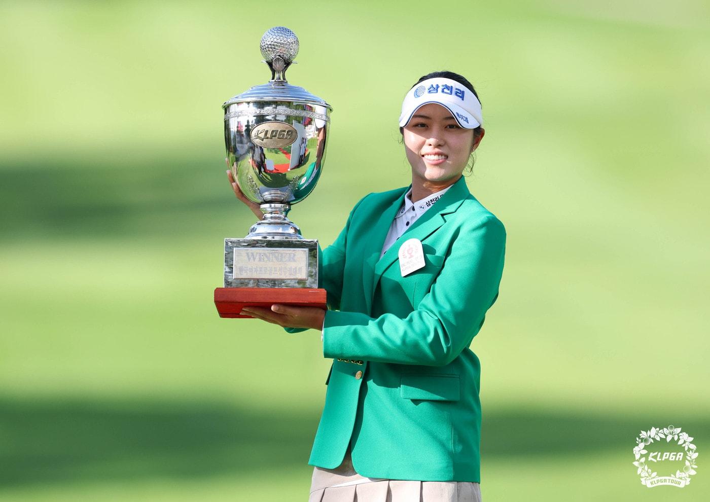 본문 이미지 - 서교림이 23일 경기 포천의 포천힐스CC에서 열린 BC카드·한경 제48회 KLPGA 챔피언십 우승 트로피를 들어올리고 있다. (KLPGA 제공)