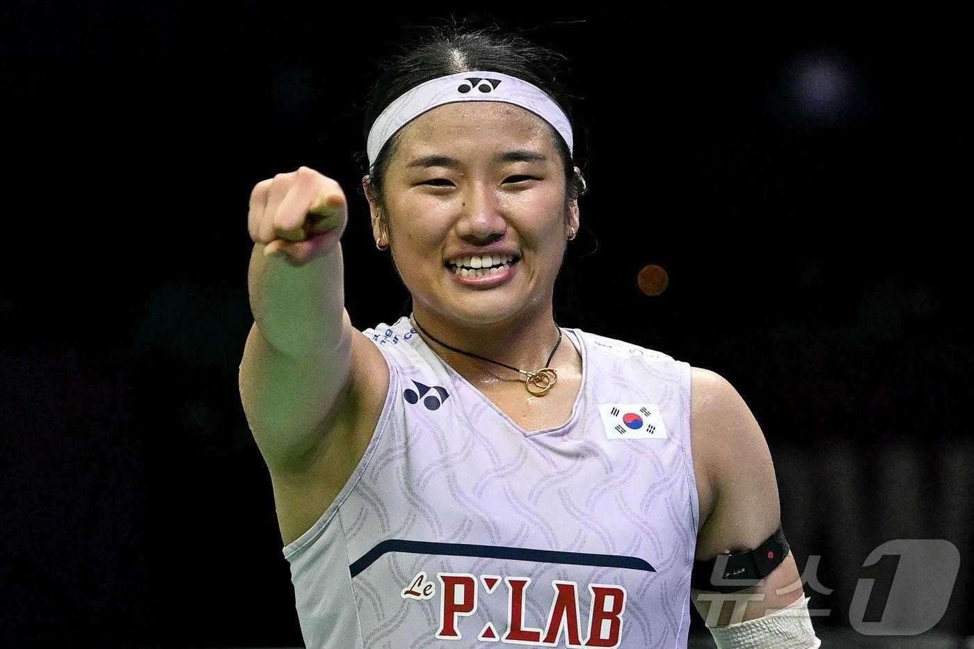 본문 이미지 - 배드민턴 여자 단식 세계랭킹 1위 안세영이 23일(한국시간) 인도 뉴델리에서 열린 2026 세계배드민턴연맹(BWF) 세계선수권대회 여자 단식 결승전에서 일본 야마구치 아카네를 2-0(21-17 21-14)으로 이긴 뒤 세리머니를 하고 있다. ⓒ AFP=뉴스1