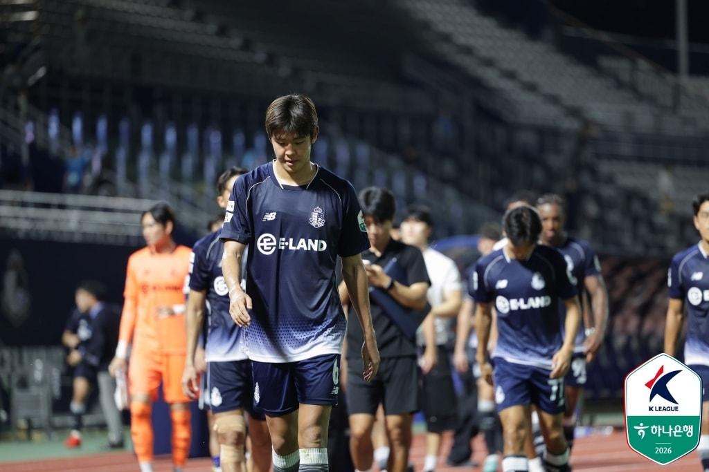 본문 이미지 - 서울이랜드FC 선수단이 23일 파주 프런티어와 홈 경기에서 비긴 뒤 아쉬워하고 있다. (한국프로축구연맹 제공)