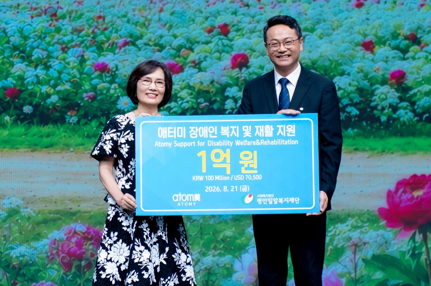 본문 이미지 - 애터미의 평안밀알복지재단 1억 원 기부식 모습. 도경희 애터미 부회장(왼쪽)과 한덕진 평안밀알복지재단 대표가 포즈를 취하고 있다. (애터미 제공)