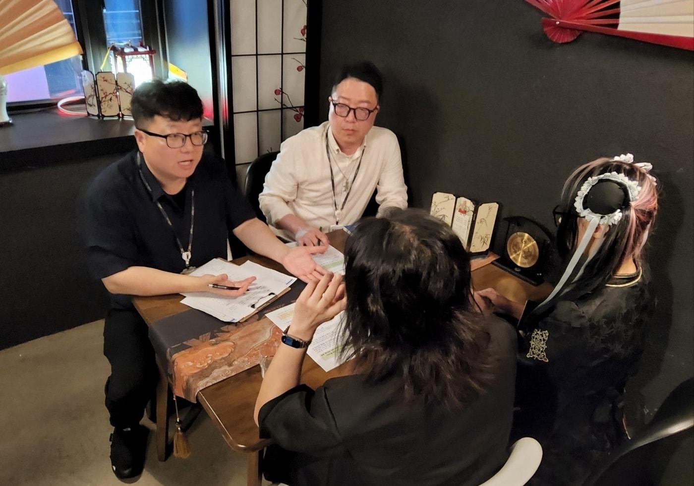 본문 이미지 - 마포구 위생과 직원들이 홍대 일대 컨셉카페를 방문해 유흥접객행위 금지와 준법 영업 기준을 안내하고 있다.(마포구 제공)