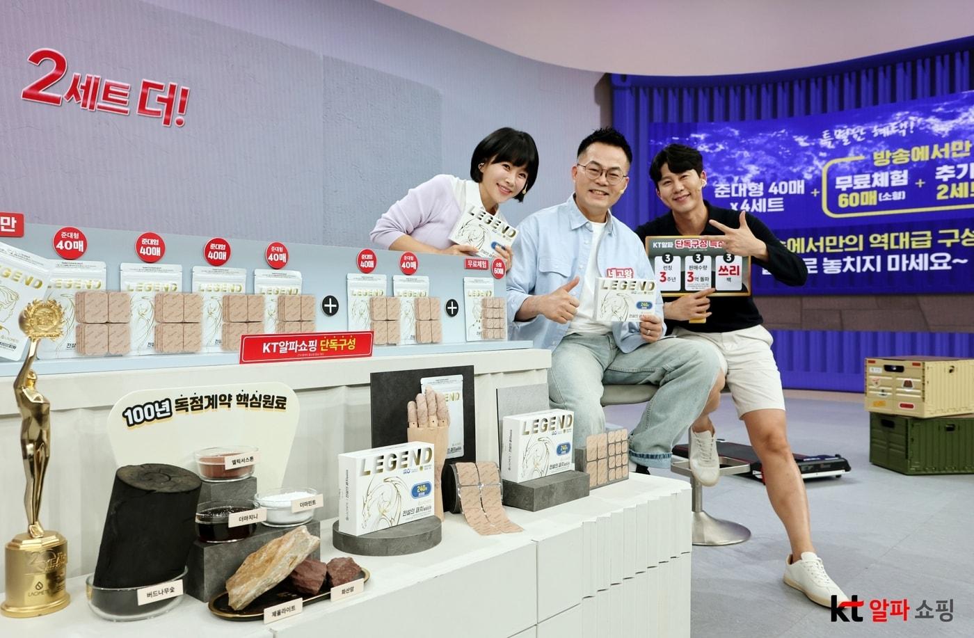 본문 이미지 - 오는 25일 20시 40분대 KT알파 쇼핑에서 방송 예정인 '라오메뜨 전설의 패치X쓰리백 창고털이 특집' 스튜디오 녹화 현장. (왼쪽부터) 김연지 쇼핑호스트, 쓰리백 백운섭 대표, 손용준 쇼핑호스트. (KT알파 제공)