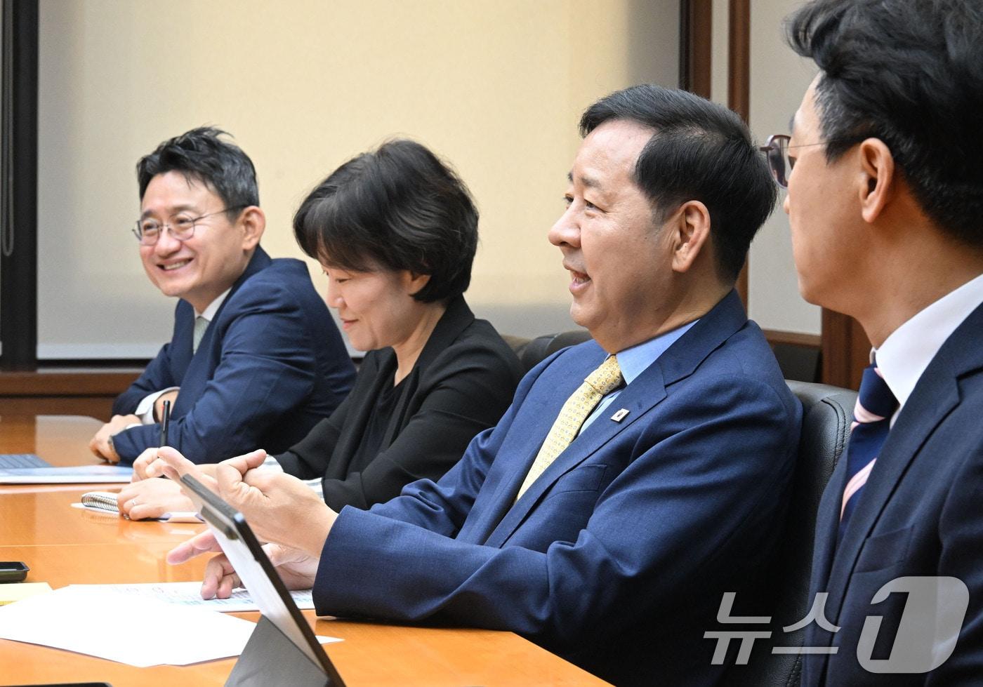 본문 이미지 - 구윤철 부총리 겸 재정경제부 장관이 24일 서울 영등포구 한국수출입은행에서 방한 중인 쩌우 자이 아시아인프라투자은행(AIIB) 신임 총재와 면담하고 있다. (재정경제부 제공. 재판매 및 DB금지) 2026.8.24 ⓒ 뉴스1
