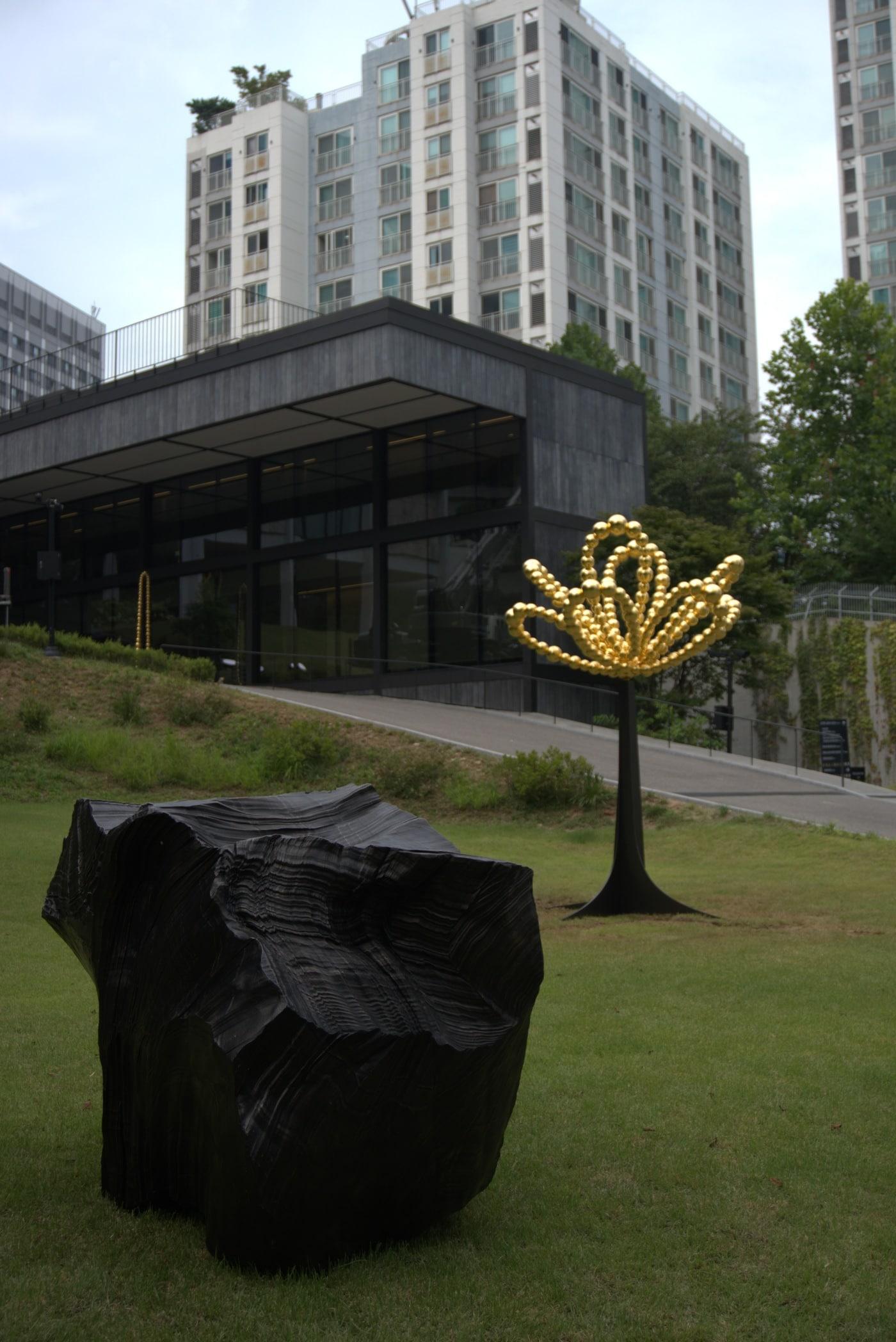 본문 이미지 - Exhibetion view of Lee Bae ‒ Jean-Michel Othoniel : Regards Crois&eacute;s, Ambassade de France en Cor&eacute;e du Sud, 2026 (주한 프랑스대사관 제공)