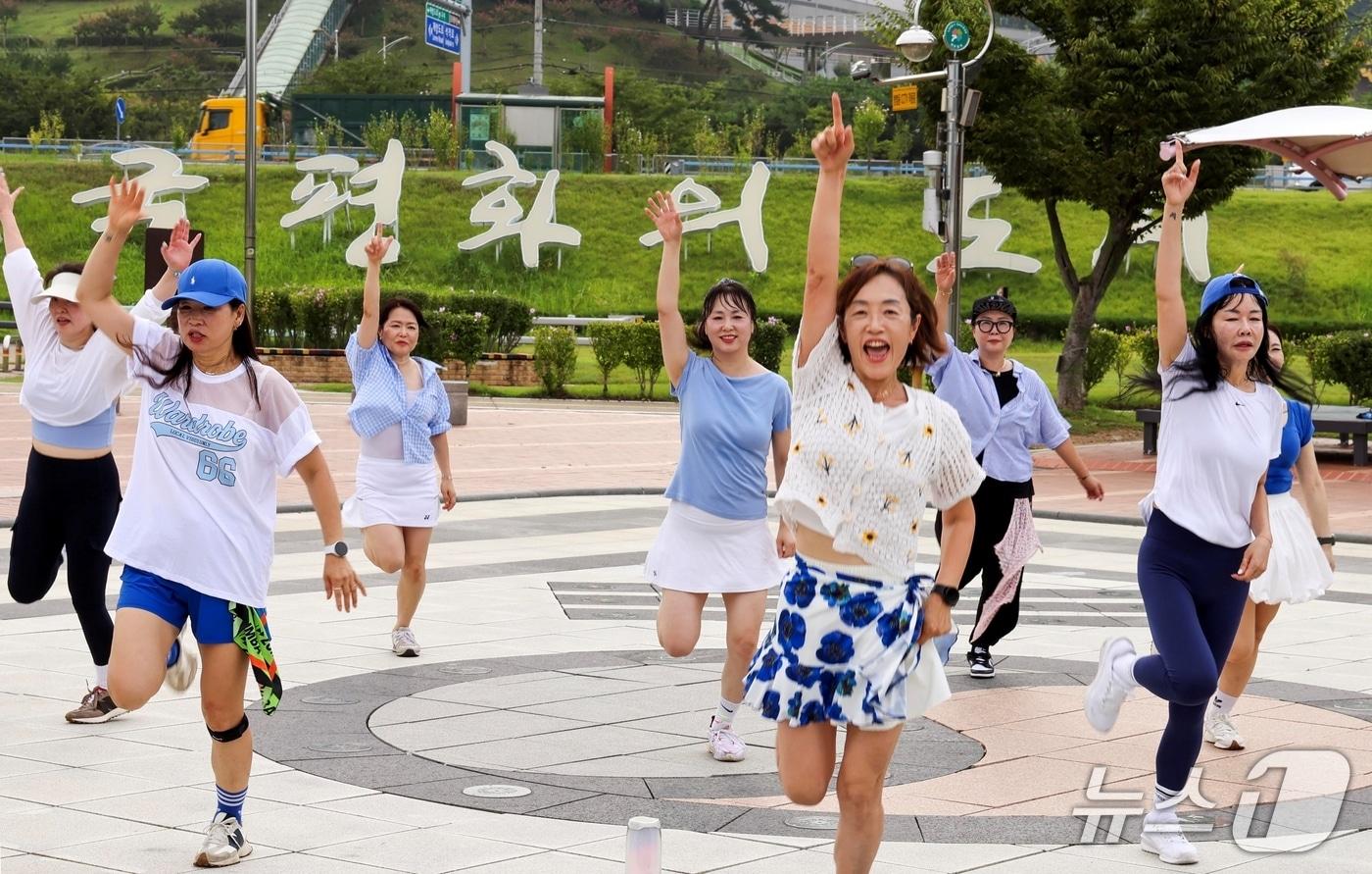 본문 이미지 - 칠곡군 라인댄스 동호회 '칠도란' 회원들이 평화분수대에서 라인댄스를 추고 있다.(칠곡군 제공. 재판매 및 DB금지)/뉴스1