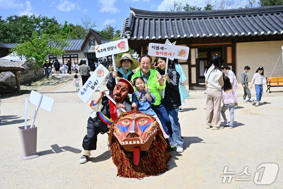 본문 이미지 - 속초시립박물관 찾은 관광객과 속초시장.(박물관 제공, 재판매 및 DB 금지) 2026.8.24/뉴스1