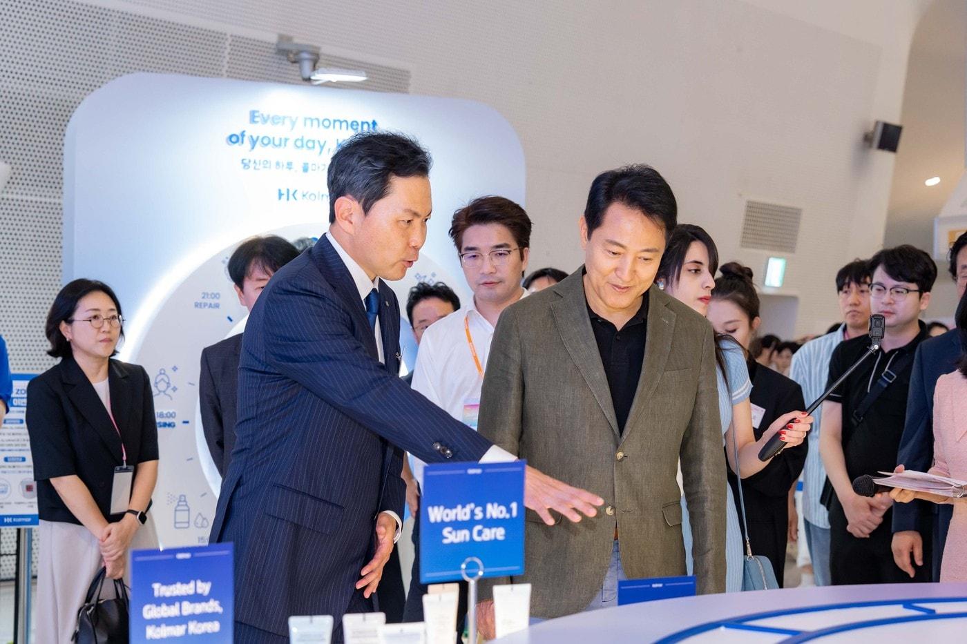 본문 이미지 - 윤상현 콜마그룹 부회장(왼쪽)이 '2026 서울뷰티위크' 한국콜마 부스에서 오세훈 서울시장에게 한국콜마의 화장품 기술력을 소개하고 있다. (한국콜마 제공)