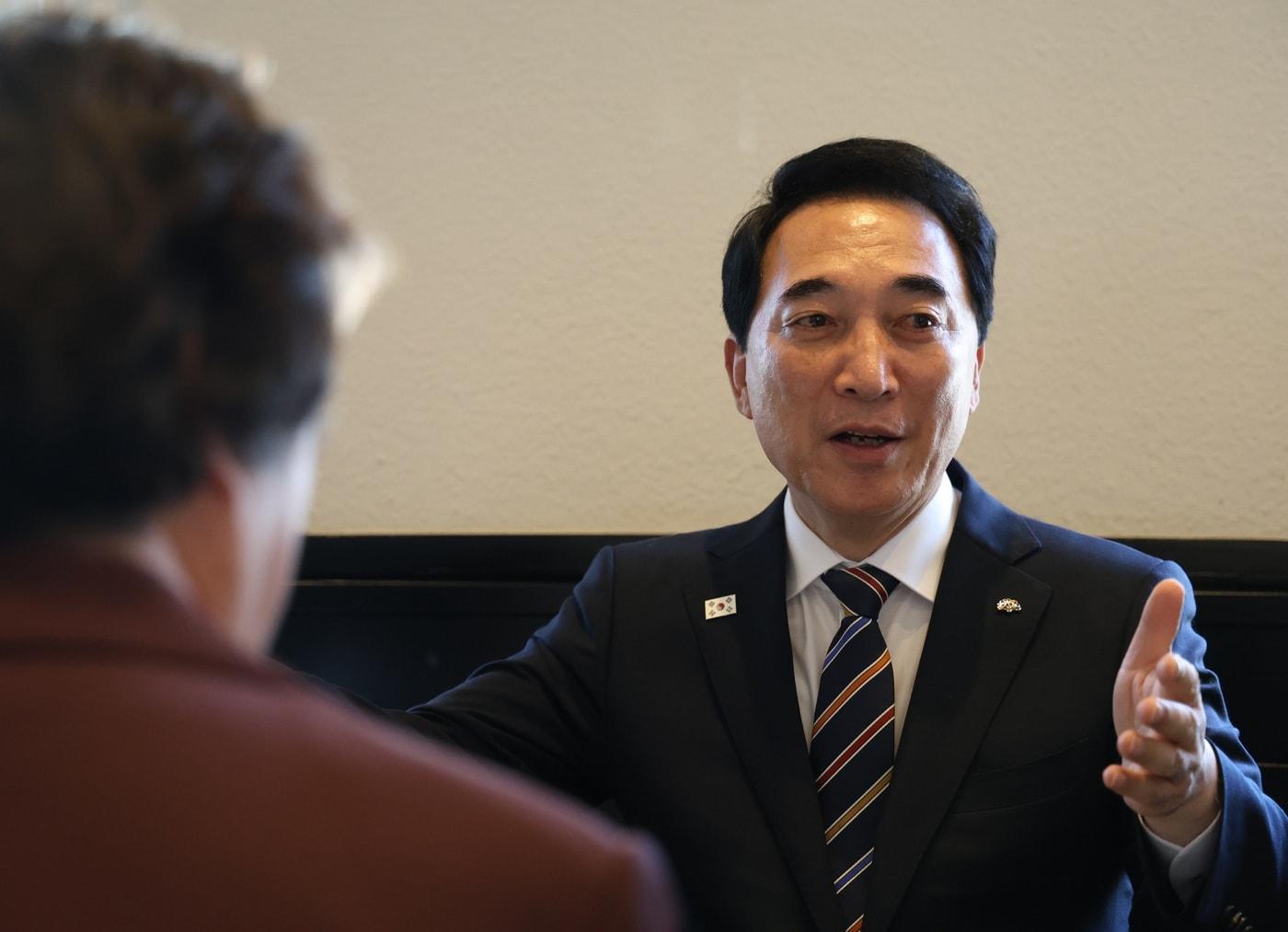 본문 이미지 - 재독충청인향우회 임원진과 간담회 중인 박수현 충남지사 (도 제공. 재판매 및 DB금지)/뉴스1