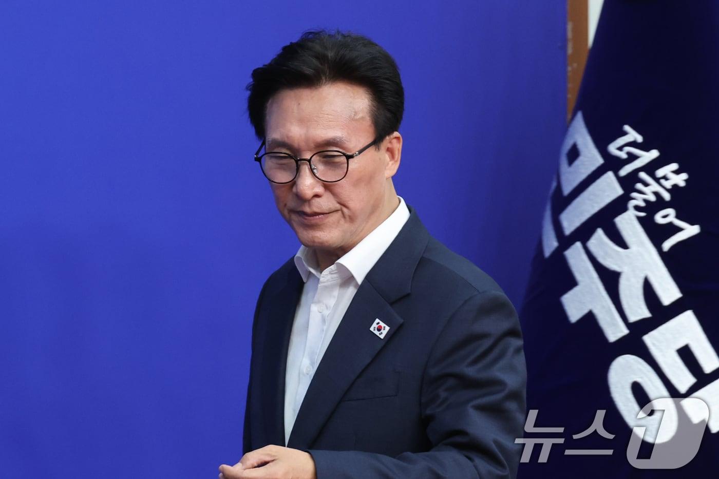 본문 이미지 - 김민석 더불어민주당 대표가 24일 서울 여의도 국회에서 열린 최고위원회의에 참석하고 있다. 2026.8.24 ⓒ 뉴스1 신웅수 기자
