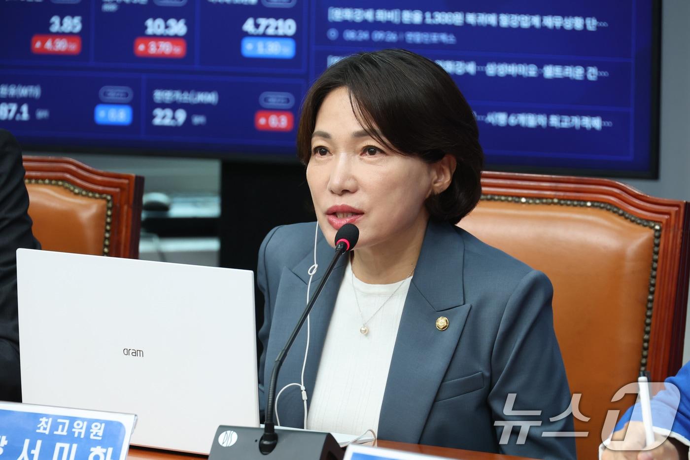 본문 이미지 - 서미화 더불어민주당 최고위원이 지난 8월 24일 서울 여의도 국회에서 열린 최고위원회의에서 발언하고 있다. 2026.8.24 ⓒ 뉴스1 신웅수 기자