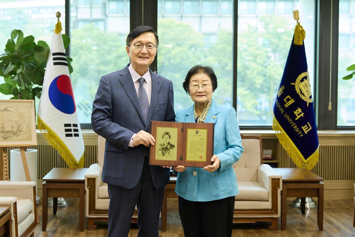 본문 이미지 - 지난 21일 유홍림 서울대 총장(왼쪽) 등이 참여한 박영혜 명예교수 기부 감사패 증정식.(서울대 제공)