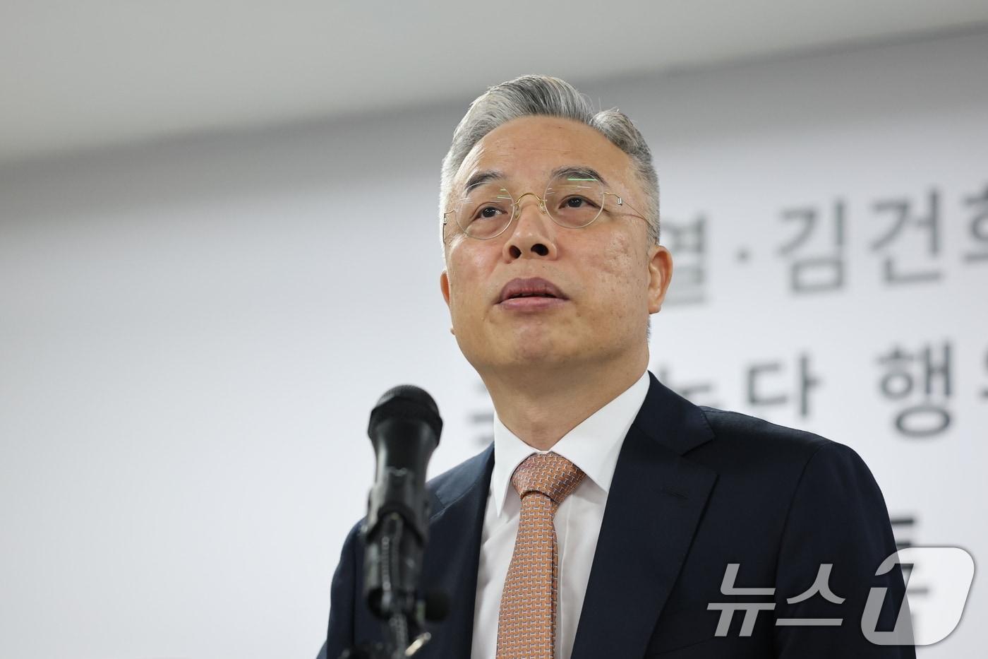 본문 이미지 - 윤석열·김건희에 의한 내란·외환 및 국정농단 행위의 진상규명을 위한 권창영 특별검사가 24일 경기 과천시 특검사무실에서 2차 종합특검 180일간의 수사 결과에 대해 브리핑을 하고 있다. 2026.8.24 ⓒ 뉴스1 안은나 기자