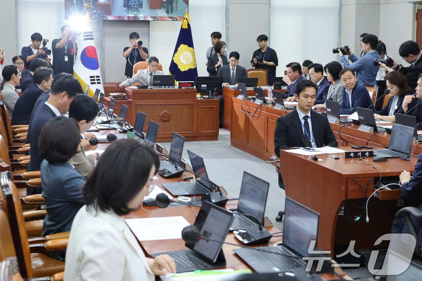 본문 이미지 - 한병도 위원장이 24일 서울 여의도 국회에서 열린 국회운영위원회 전체회의에서 안건을 의결하고 있다. 2026.8.24 ⓒ 뉴스1 신웅수 기자