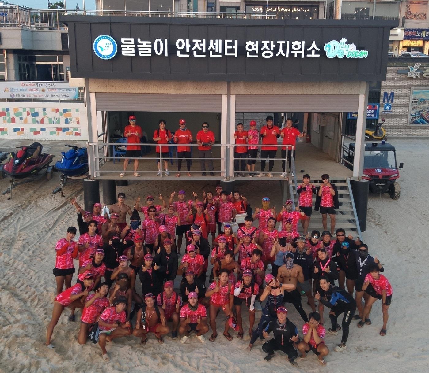 본문 이미지 -  대천해수욕장 물놀이 안전 요원들 모습.(보령시 제공. 재판매 및 DB금지)/뉴스1