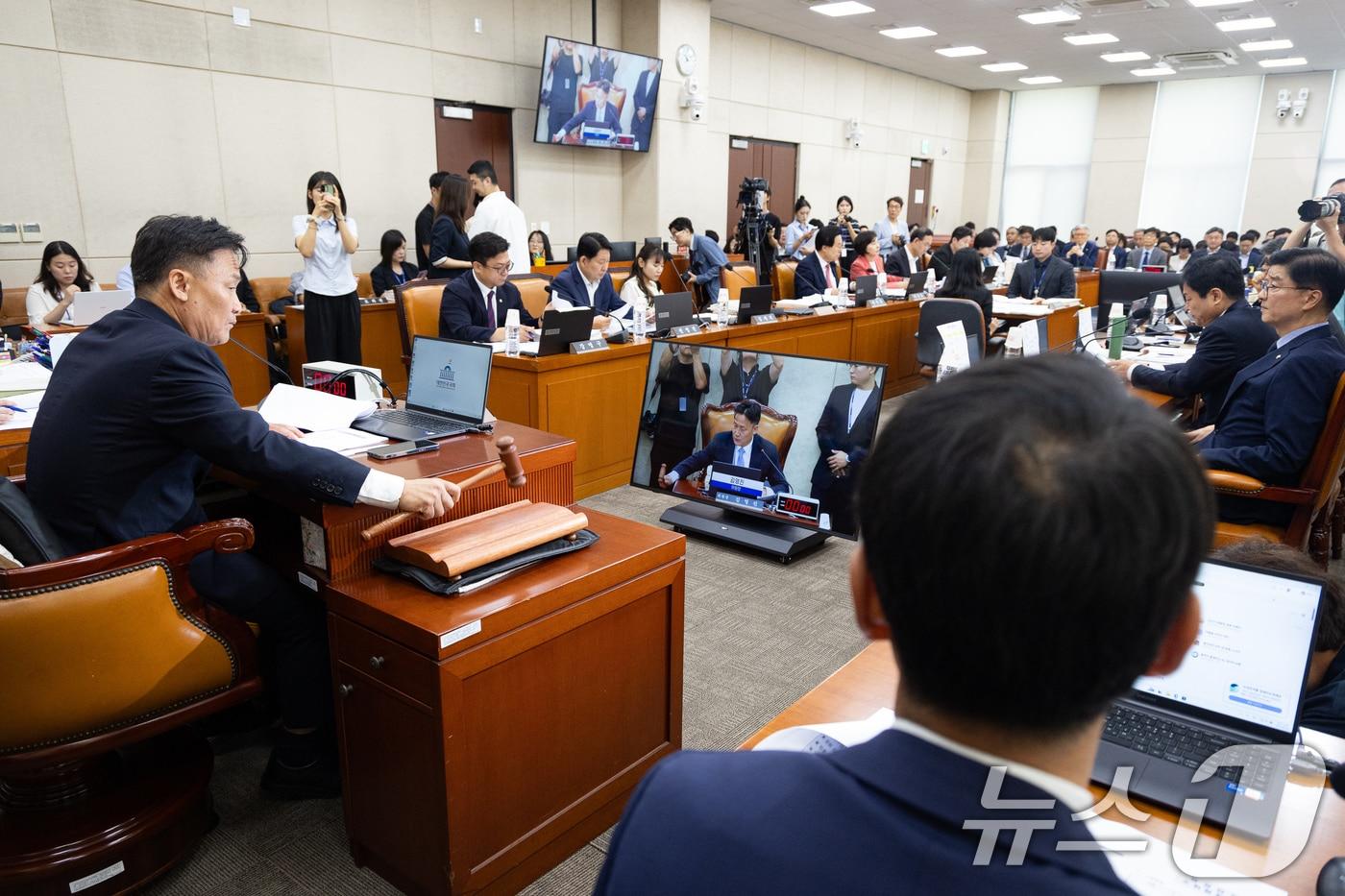 본문 이미지 - 김영진 국회 행정안전위원장이 24일 서울 여의도 국회에서 열린 제438회 국회(임시회) 행정안전위원회 제1차 전체회의에서 의사봉을 두드리고 있다. 2026.8.24 ⓒ 뉴스1 유승관 기자