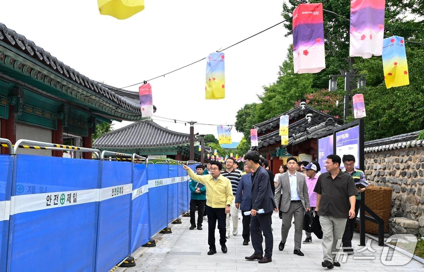 본문 이미지 - 지난 21일 양충모 남원시장이 '광한루원 중심 상권활성화 거점센터 조성사업' 현장 설명회에 참석,  사업 추진 상황과 향후 운영계획을 점검하고 있다.(남원시 제공. 재판매 및 DB금지)/뉴스1 
