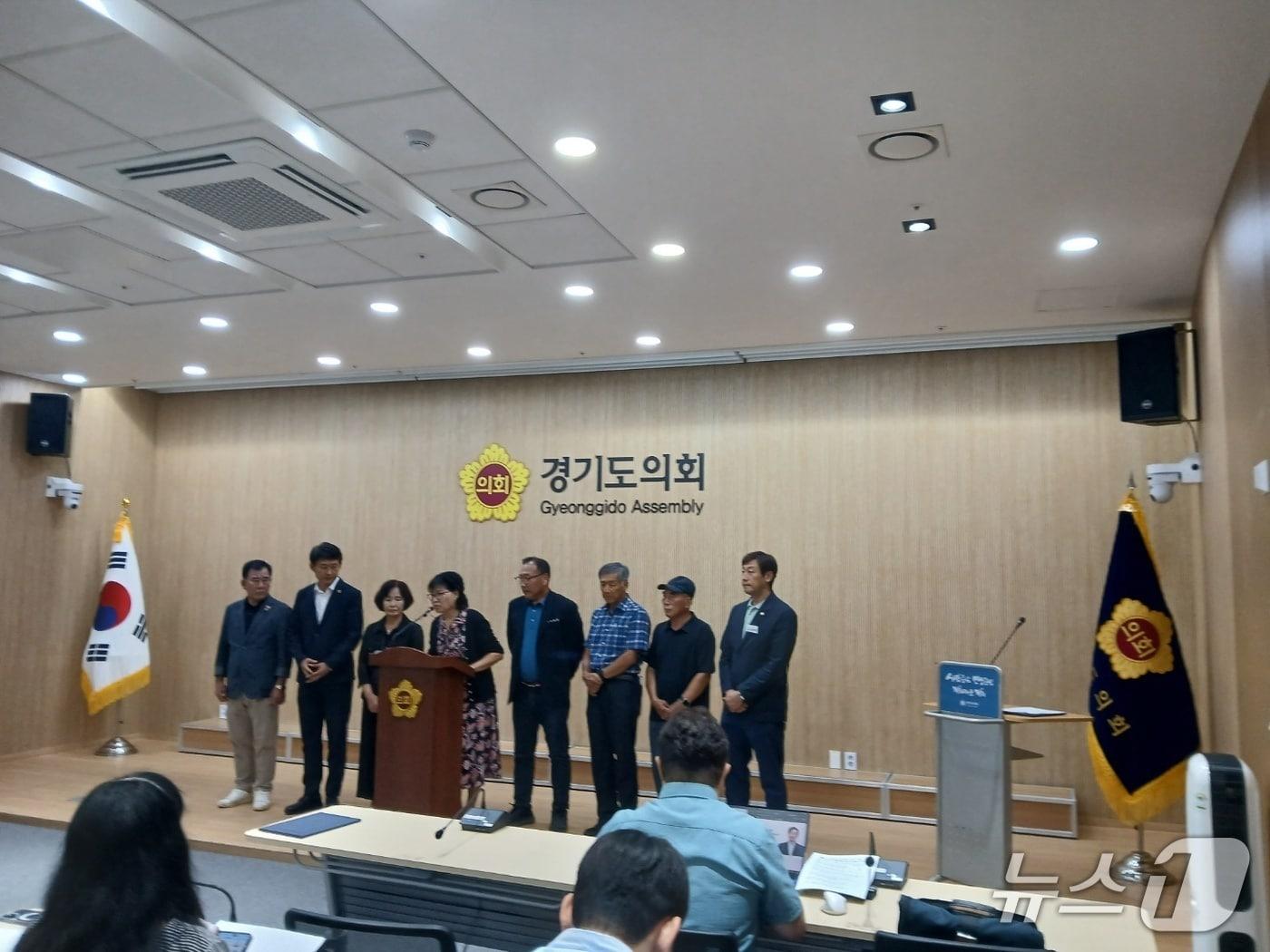 본문 이미지 - 24일 오전 경기도의회 브리핑룸에서 안성시민들이 '안성휴게소의원 폐쇄'를 반대하는 기자회견을 열었다.2026.08.24/뉴스1 ⓒ News1 송용환 기자