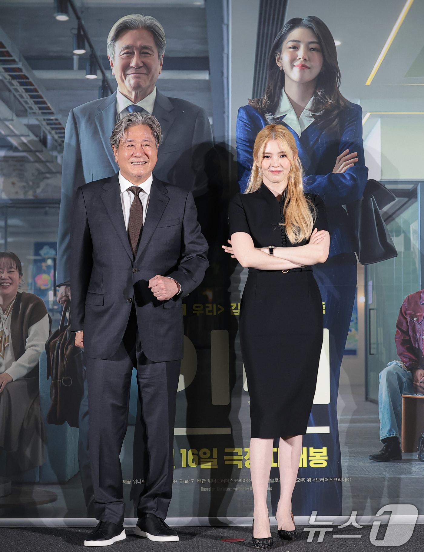 본문 이미지 - 배우 최민식과 한소희(오른쪽)가 24일 오전 서울 용산구 CGV 용산아이파크몰에서 영화 ‘인턴'(감독 김도영) 제작보고회에 참석해 포즈를 취하고 있다. '인턴'은 '인턴'은 론칭 3년 만에 패션계의 다크호스로 급부상한 선우(한소희 분)의 회사에 경력 37년 차 실버 인턴 기호(최민식 분)가 입사하면서 시작되는 일을 그린 작품이다. 2026.8.24 ⓒ 뉴스1 권현진 기자