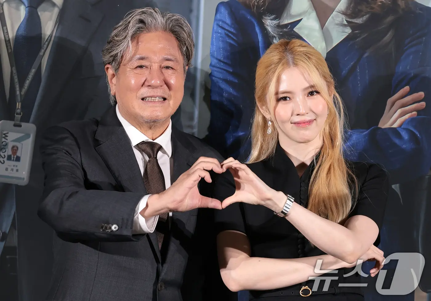 본문 이미지 - 배우 최민식과 한소희(오른쪽)가 24일 오전 서울 용산구 CGV 용산아이파크몰에서 영화 ‘인턴'(감독 김도영) 제작보고회에 참석해 포즈를 취하고 있다. '인턴'은 '인턴'은 론칭 3년 만에 패션계의 다크호스로 급부상한 선우(한소희 분)의 회사에 경력 37년 차 실버 인턴 기호(최민식 분)가 입사하면서 시작되는 일을 그린 작품이다. 2026.8.24 ⓒ 뉴스1 권현진 기자