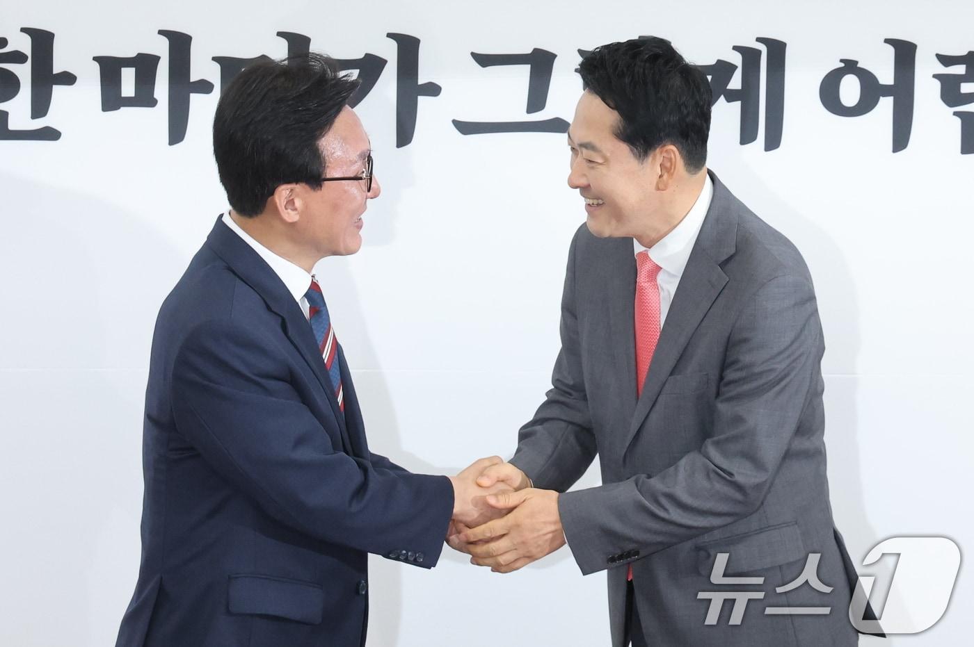 본문 이미지 - 김민석 더불어민주당 대표(왼쪽)가 24일 서울 여의도 국회에서 장동혁 국민의힘 대표를 예방하며 인사를 나누고 있다. 2026.8.24 ⓒ 뉴스1 황기선 기자