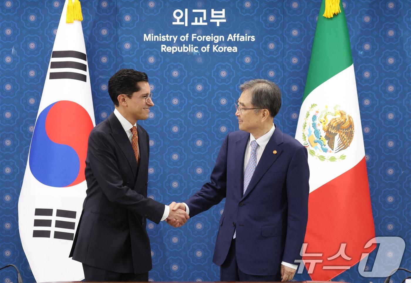 본문 이미지 - 조현 외교부 장관과 로베르코 발라스크 알바래스 장관이 24일 오전 서울 종로구 정부서울청사 별관 외교부에서 열린 한·멕시코 외교장관 회담에서 악수를 하고 있다. 2026.8.24 ⓒ 뉴스1 김명섭 기자