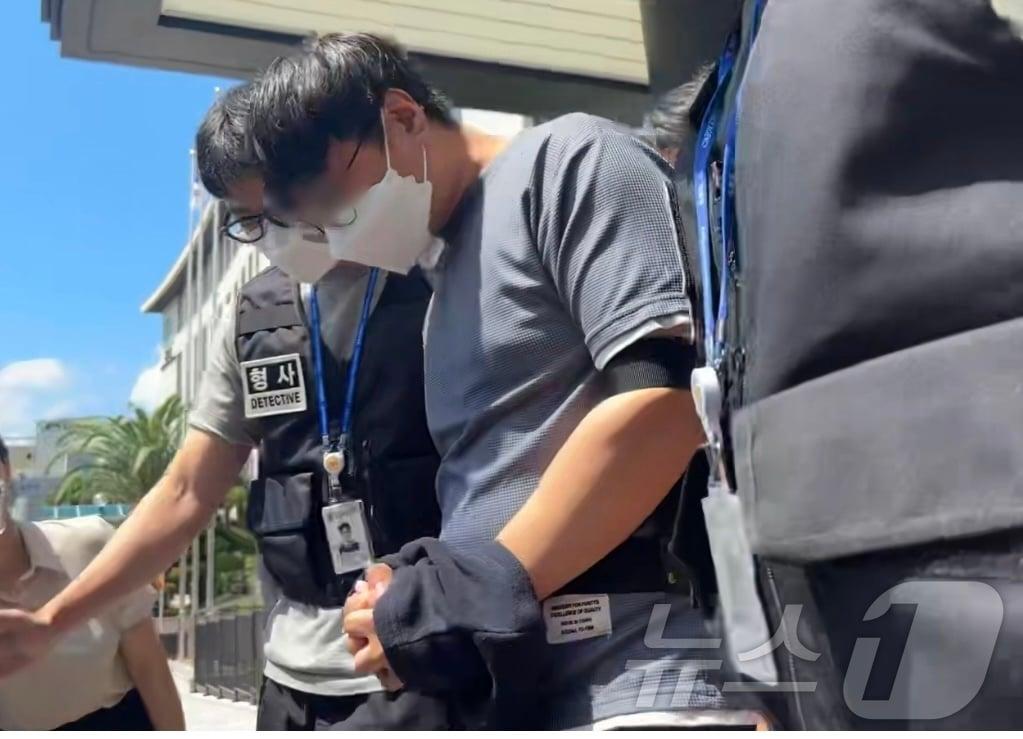 본문 이미지 - 지난 5월 실종된 장미란 씨(37)의 사건을 허위 종결한 혐의로 긴급체포된 A 경장이 24일 제주지방법원에서 체포적부심 심사를 받고 나오고 있다.2026.8.24 ⓒ 뉴스1 홍수영 기자