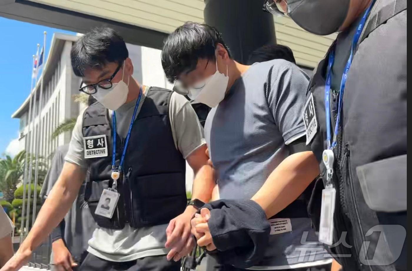 본문 이미지 - 지난 5월 실종된 장미란 씨(37)의 사건을 허위 종결한 혐의로 긴급체포된 A 경장이 24일 제주지방법원에서 체포적부심 심사를 받고 나오고 있다. 2026.8.24 ⓒ 뉴스1 홍수영 기자