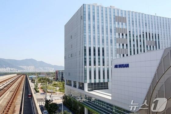 본문 이미지 - 부산 강서구에 있는 에어부산 사옥.(에어부산 제공)