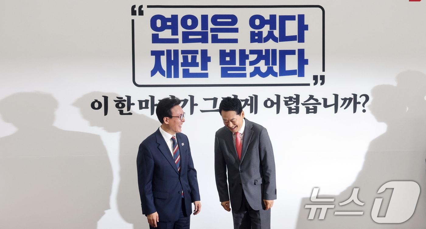 본문 이미지 - 김민석 더불어민주당 대표(왼쪽)가 지난달 24일 서울 여의도 국회에서 장동혁 국민의힘 대표를 예방하며 인사를 나누고 있다. 2026.8.24 ⓒ 뉴스1 황기선 기자