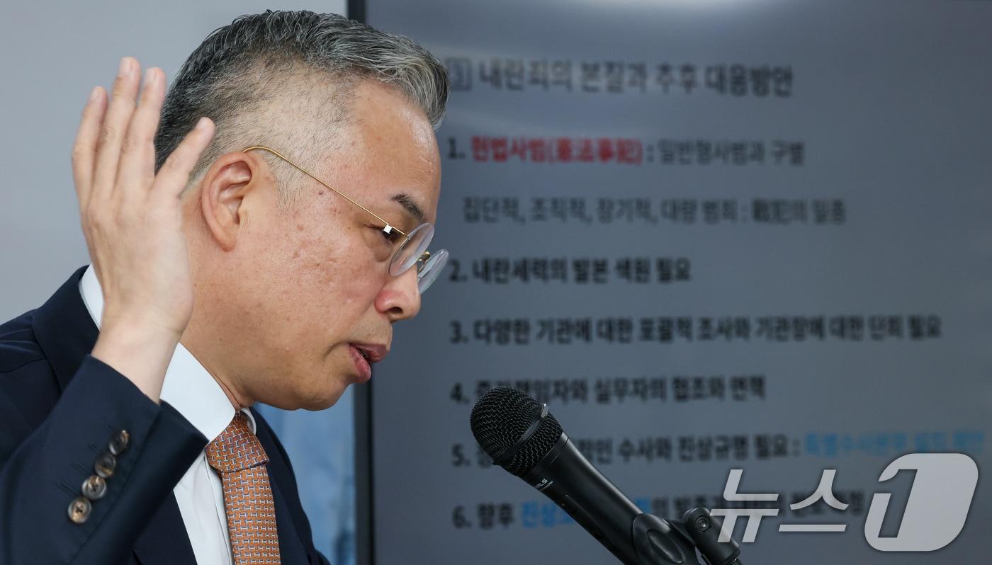본문 이미지 - 윤석열·김건희에 의한 내란·외환 및 국정농단 행위의 진상규명을 위한 권창영 특별검사가 24일 경기 과천시 특검사무실에서 2차 종합특검 180일간의 수사 결과에 대해 브리핑을 하고 있다.2026.8.24 ⓒ 뉴스1 안은나 기자