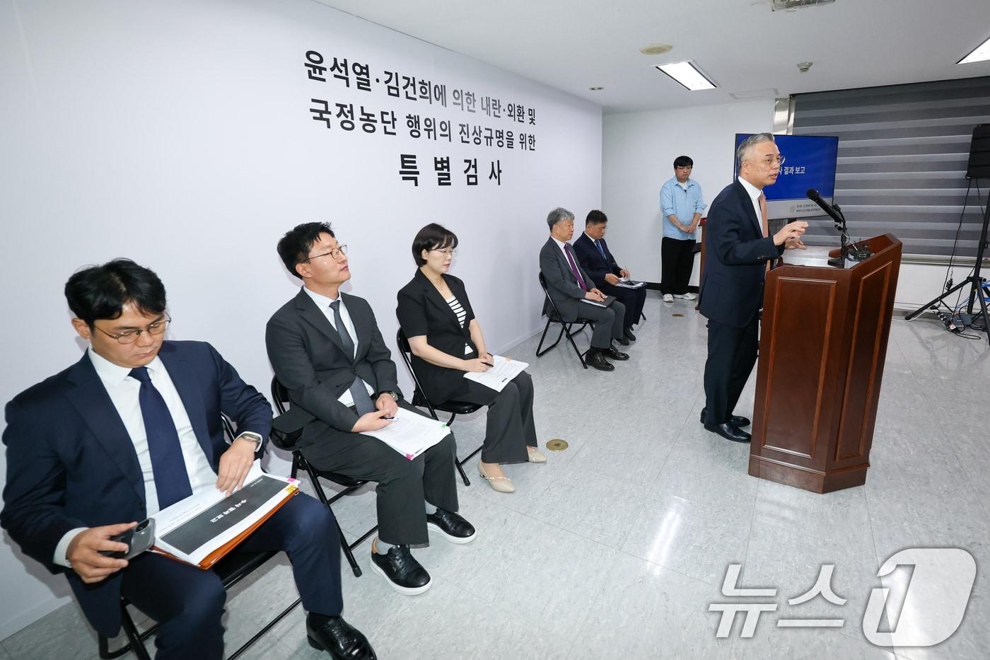 본문 이미지 - 윤석열·김건희에 의한 내란·외환 및 국정농단 행위의 진상규명을 위한 권창영 특별검사가 24일 경기 과천시 특검사무실에서 2차 종합특검 180일간의 수사 결과에 대해 브리핑을 하며 인사하고 있다.ⓒ 뉴스1 안은나 기자